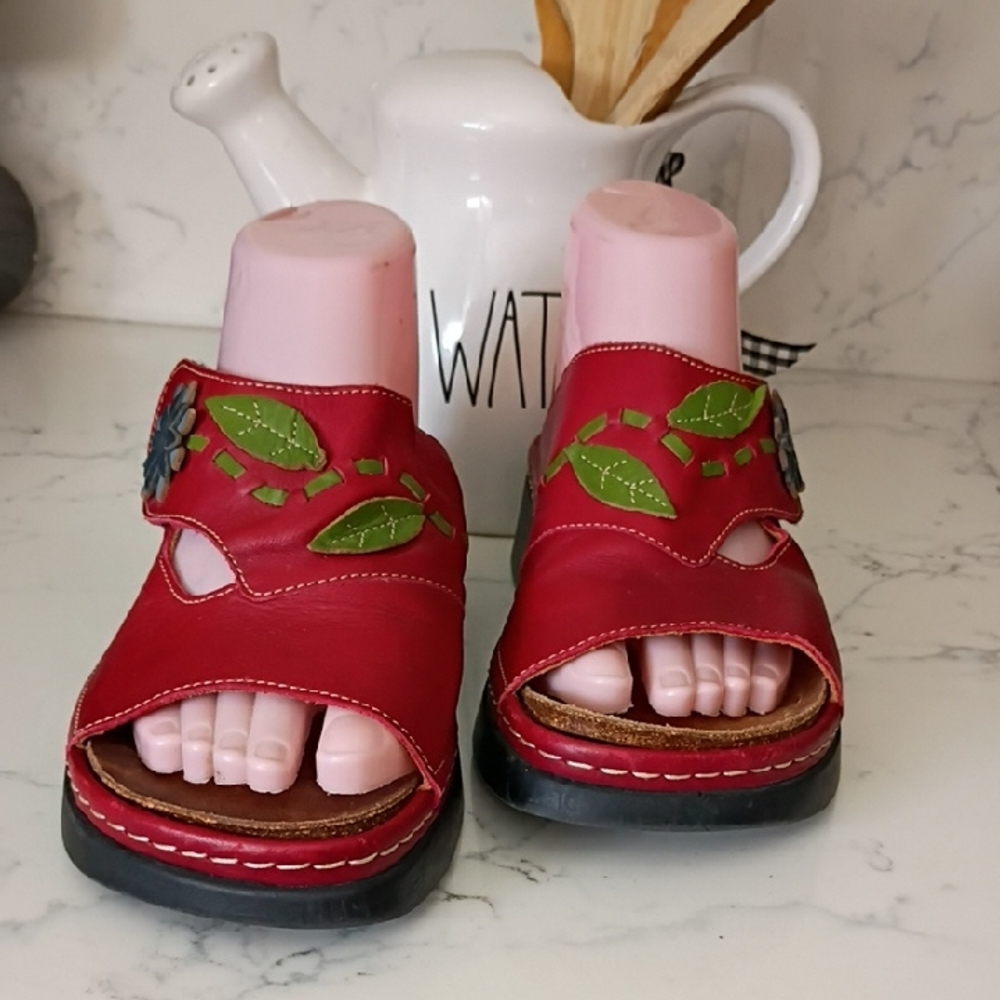 THINK SANDALS WOMEN